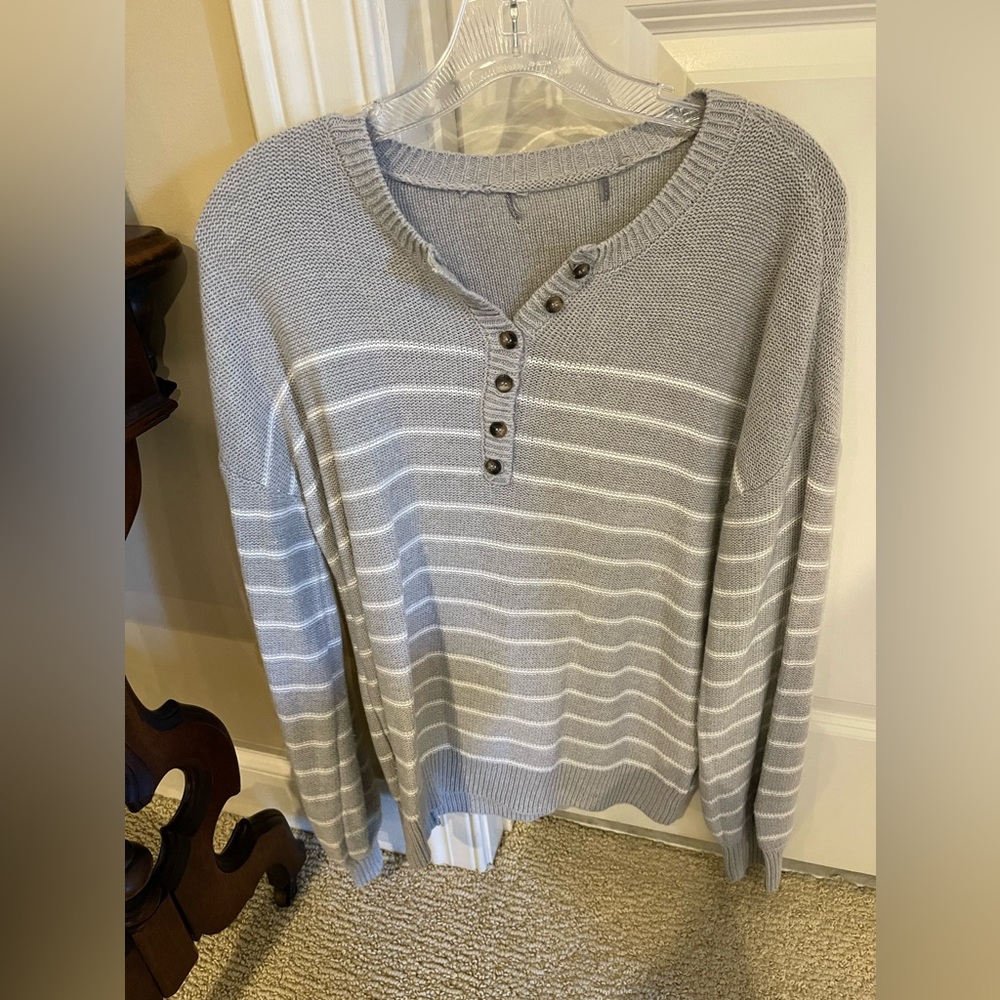 Francesca’s Womens sweater size medium